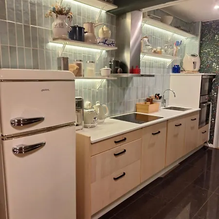 Alice - Main Street Apartment *
